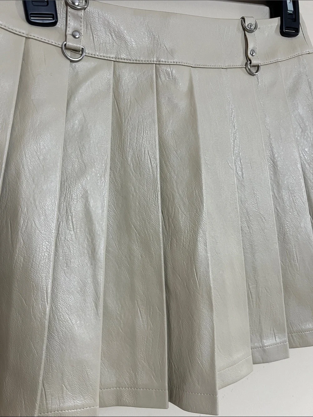 🧴🥯🍨🍦NWT Cream Pleated Faux Leather Mini Skirt